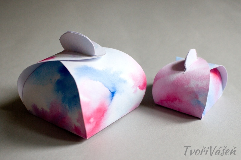 Dárková krabička zdobená rozpíjením