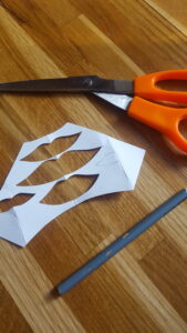 Stříhání tvarů z tvrdšího papíru