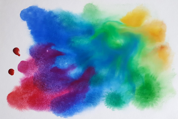 Vodové barvy a mikrotenový sáček