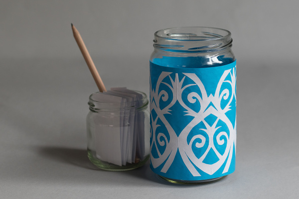 symetrické stříhání papírových vzorů