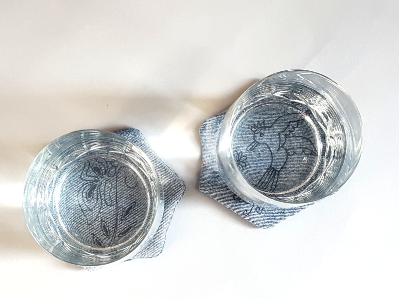 podtácek šitý, zdobený namalovaným motivem