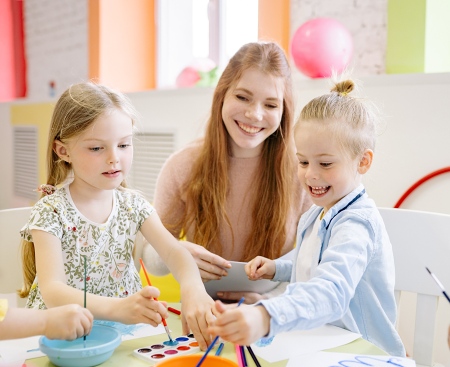 žena tvořící s dětmi